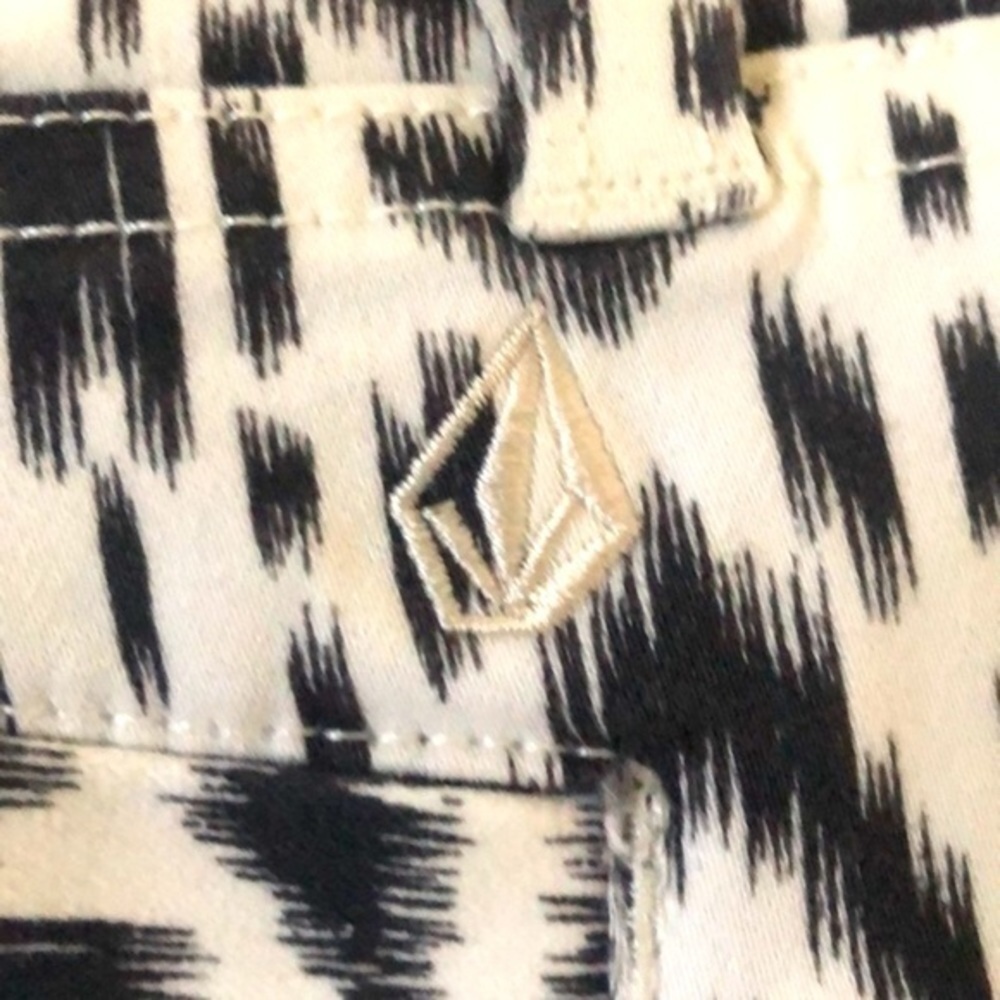 Volcom Black and White Geometric Pattern flat front khaki chino shorts size 3 - Picture 10 of 10